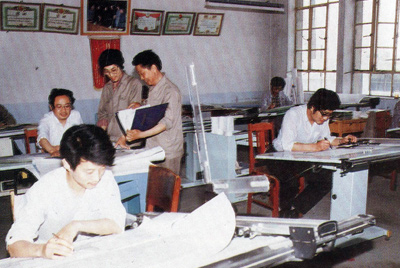 从1984年第一季度到抓治理上登记全面提高企业素质验收前，采取分线查抄、总结成就、找出差距、提出措施、期限整改的步骤，使各项工作在整顿中坚韧提高，在坚韧提高中进行再整顿，再提高。