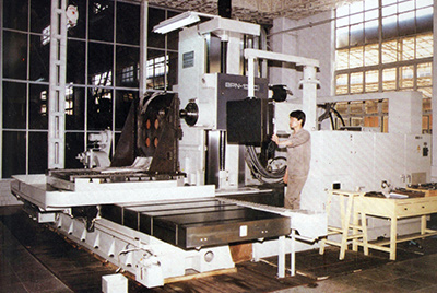 BPN-13B(R4)数控卧式加工中心。厂房扩建加大，设备填平补齐，增长精、大、稀设备，新上出产线，提高企业设备素质，使PG电子游戏厂成为名副其实的大马力推土机出产厂。