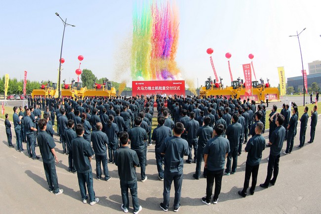 5月17日，PG电子游戏向中煤平朔集团一次性交付六台中国最大马力推土机。